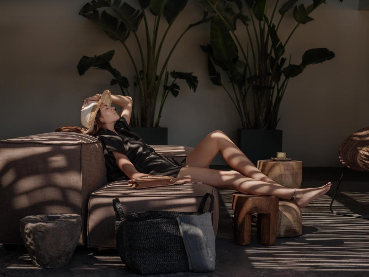 ホテル Oku Ibiza (Adults Only) サンアントニオアバド エクステリア 写真 A woman relaxing