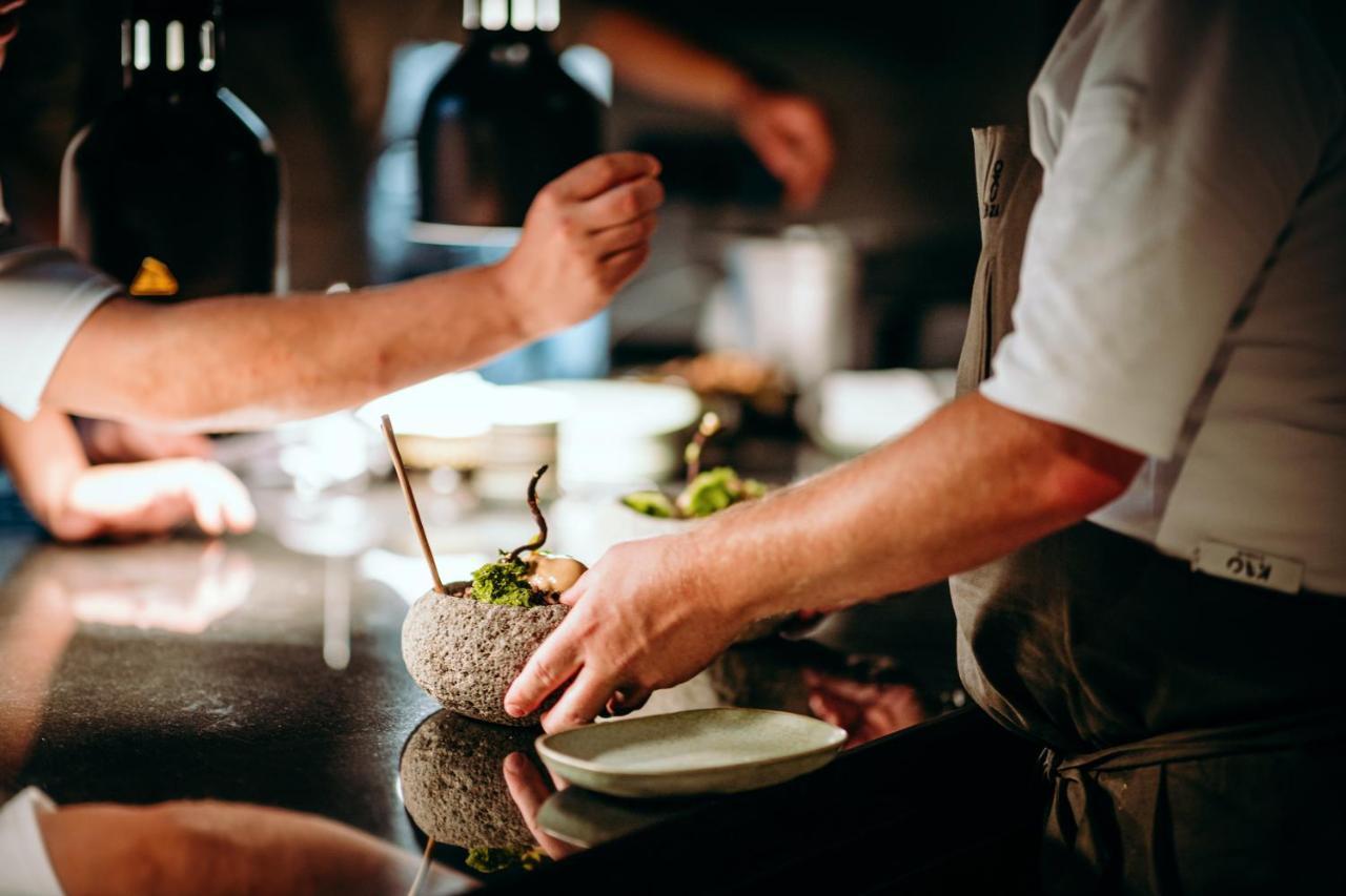 ホテル Oku Ibiza (Adults Only) サンアントニオアバド エクステリア 写真 Chef preparing a dish
