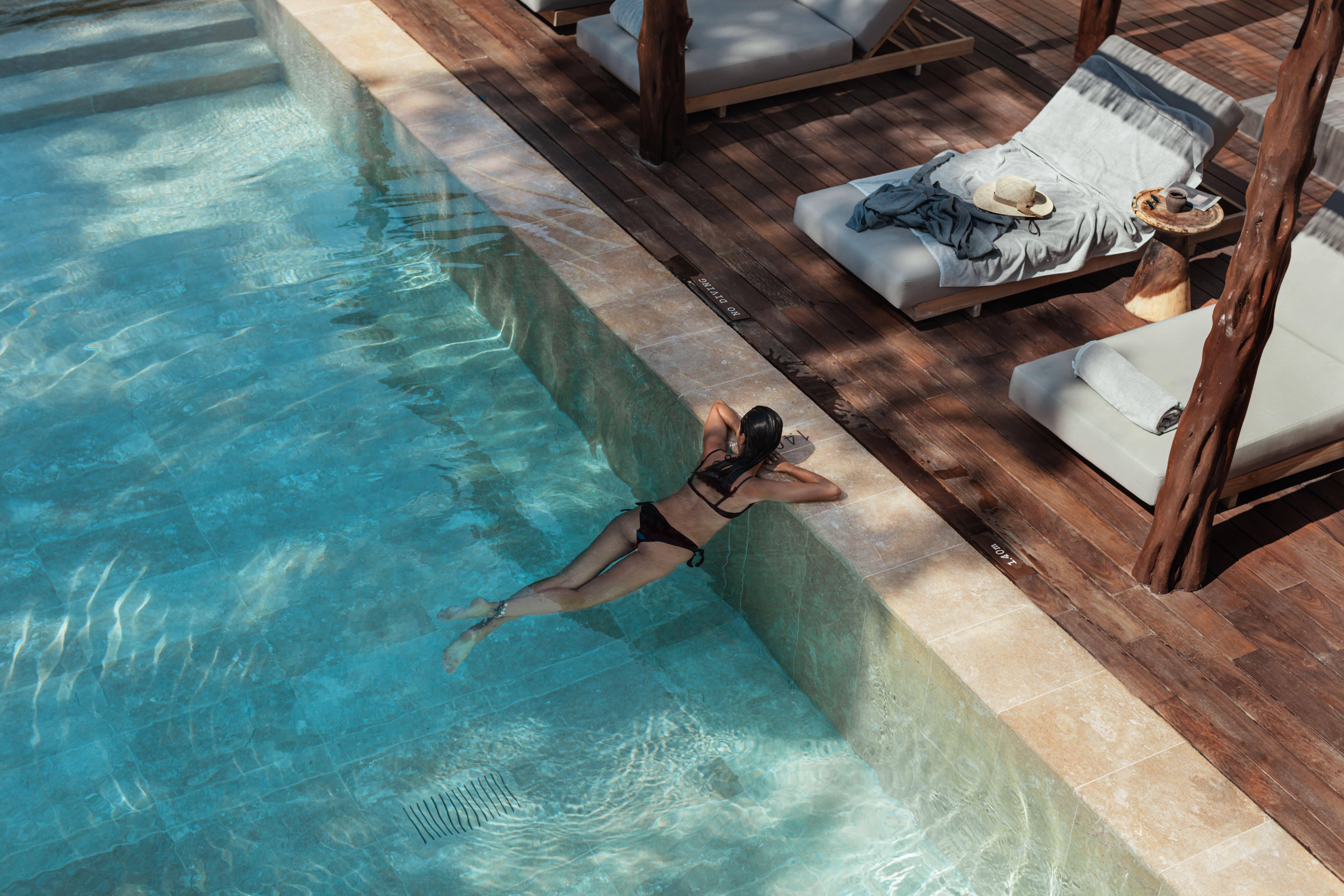 ホテル Oku Ibiza (Adults Only) サンアントニオアバド エクステリア 写真 A woman swimming in a pool