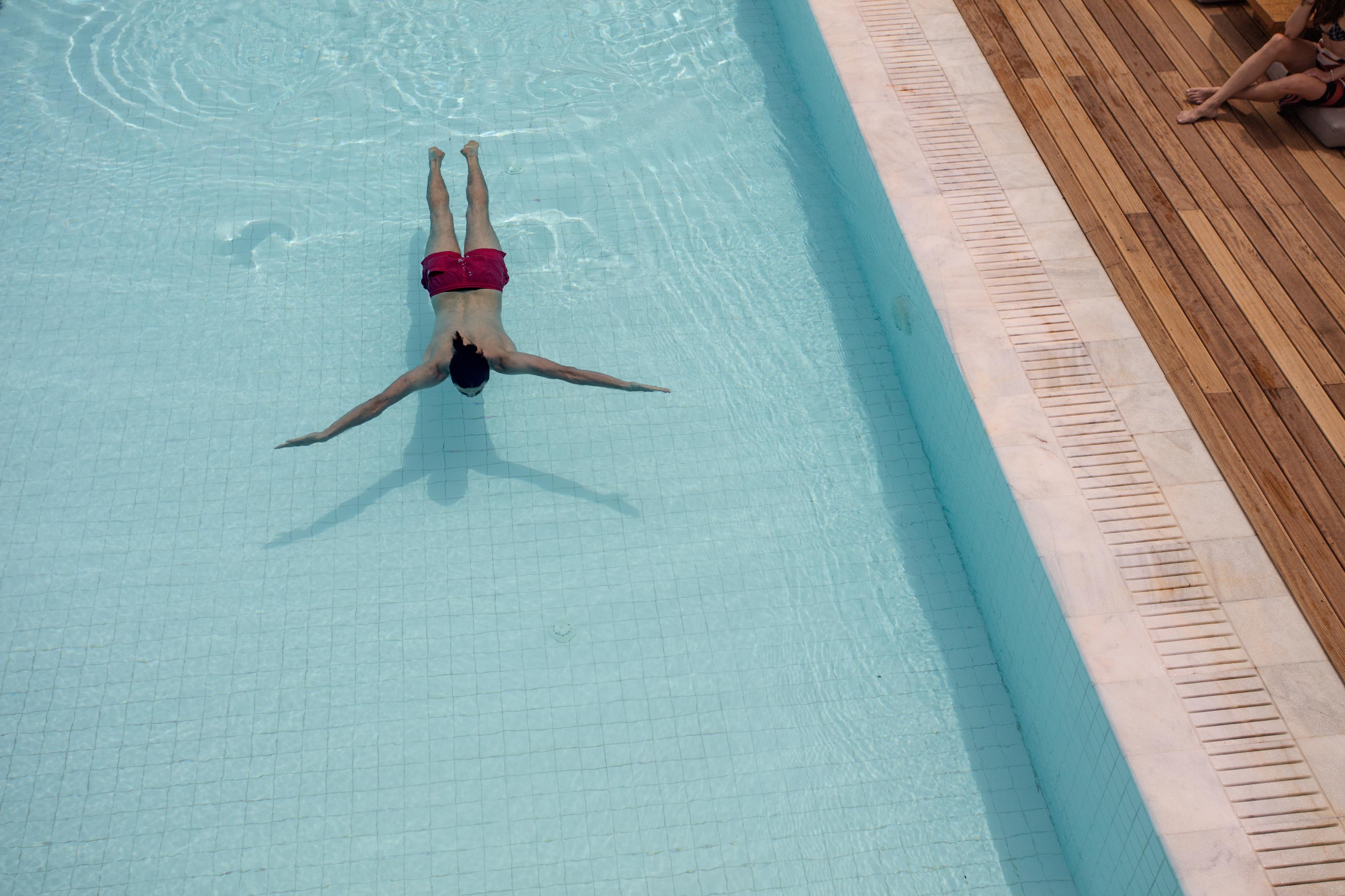 ホテル Oku Ibiza (Adults Only) サンアントニオアバド エクステリア 写真 A man floating in a swimming pool
