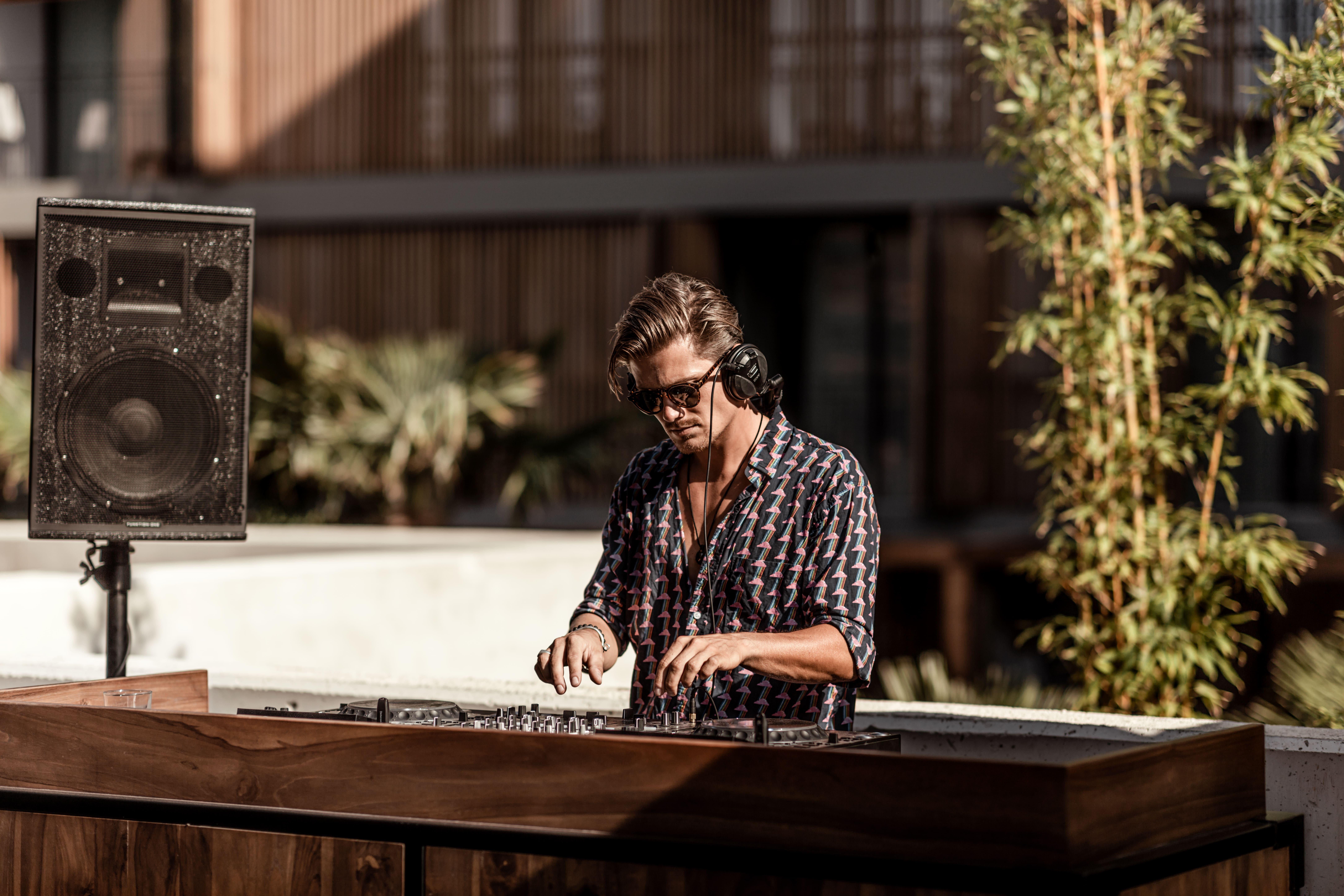 ホテル Oku Ibiza (Adults Only) サンアントニオアバド エクステリア 写真 DJ performing at a pool party