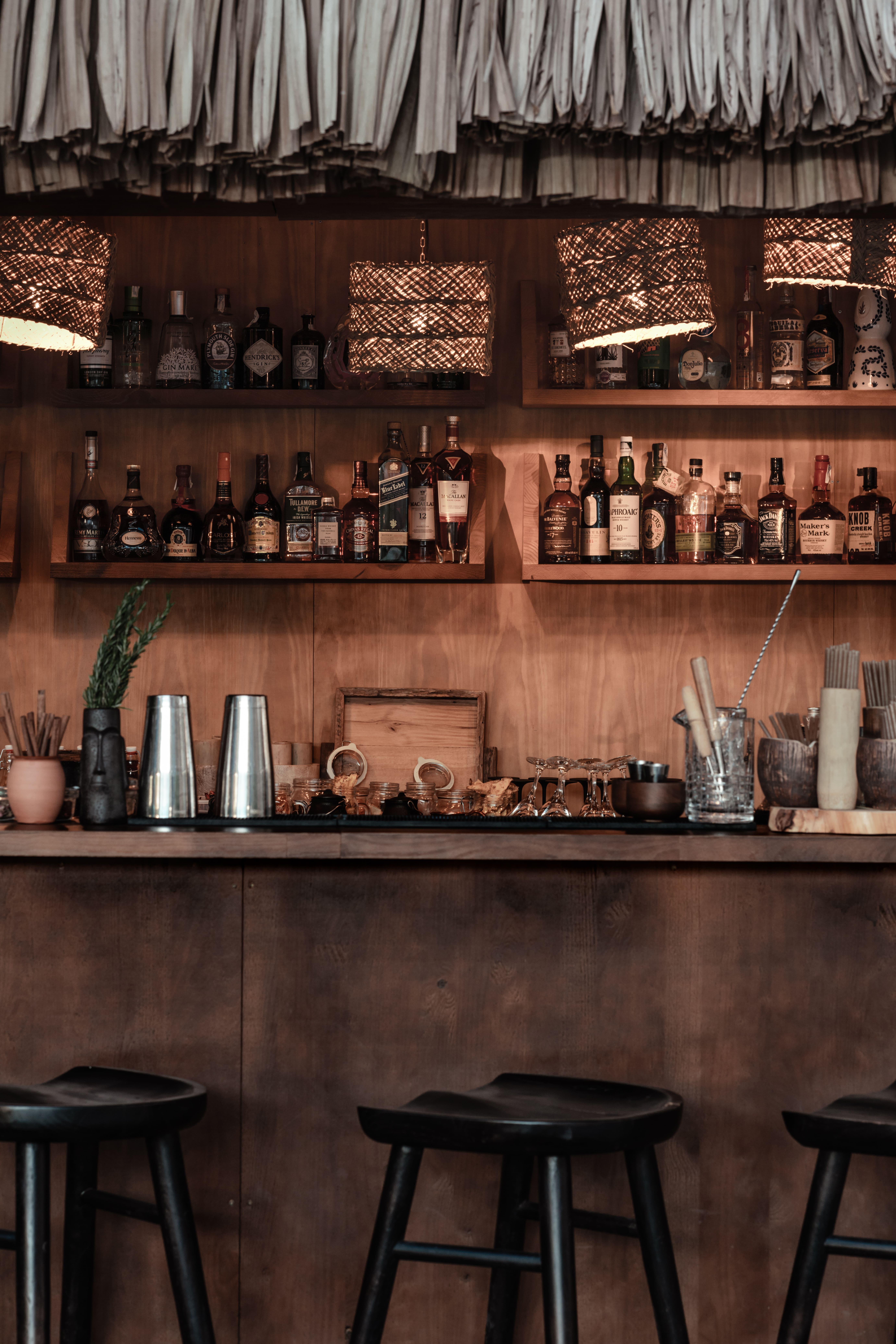 ホテル Oku Ibiza (Adults Only) サンアントニオアバド エクステリア 写真 A bar with a selection of whiskies