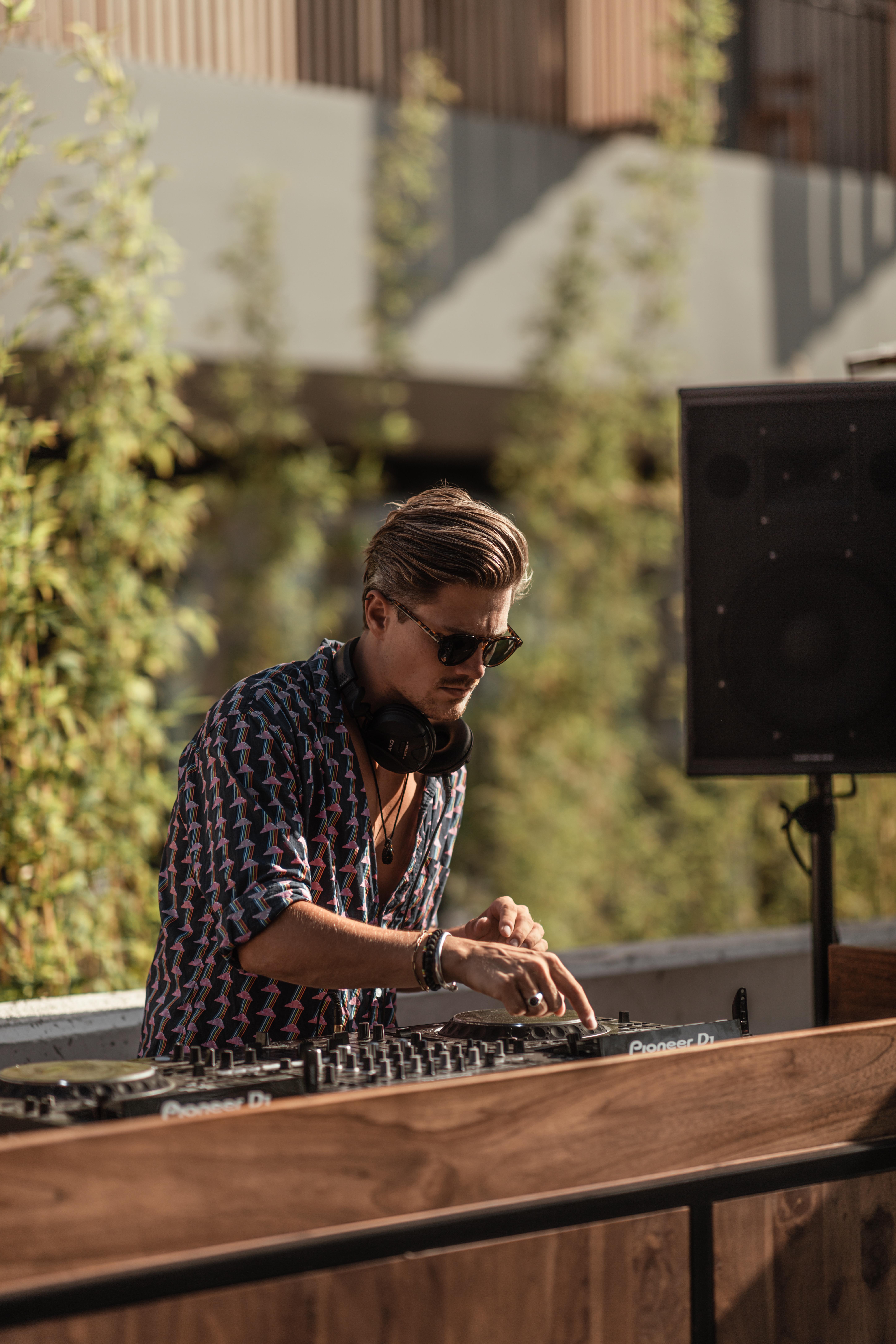 ホテル Oku Ibiza (Adults Only) サンアントニオアバド エクステリア 写真 DJ performing at a party