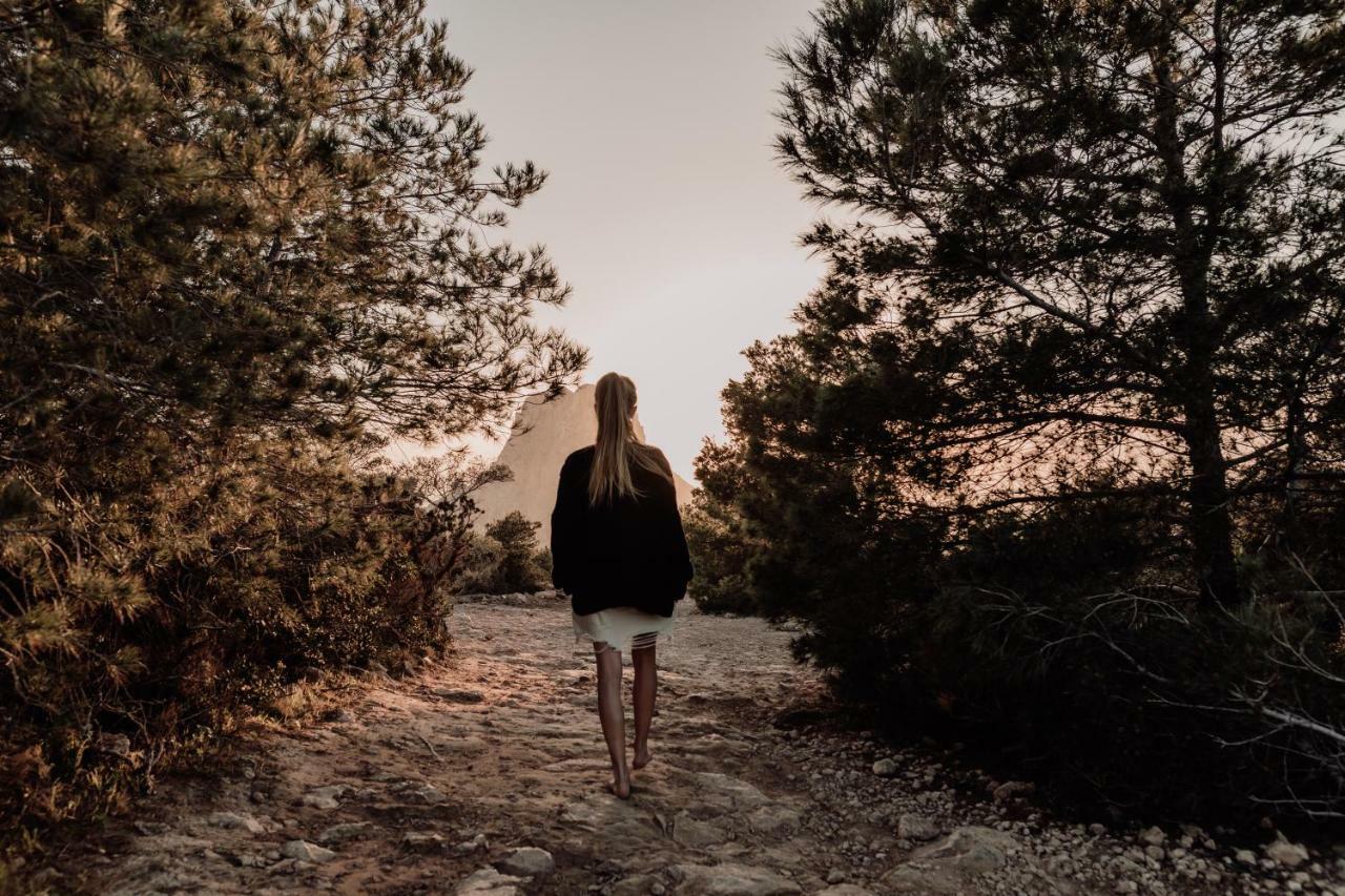 ホテル Oku Ibiza (Adults Only) サンアントニオアバド エクステリア 写真 A woman walking in the desert